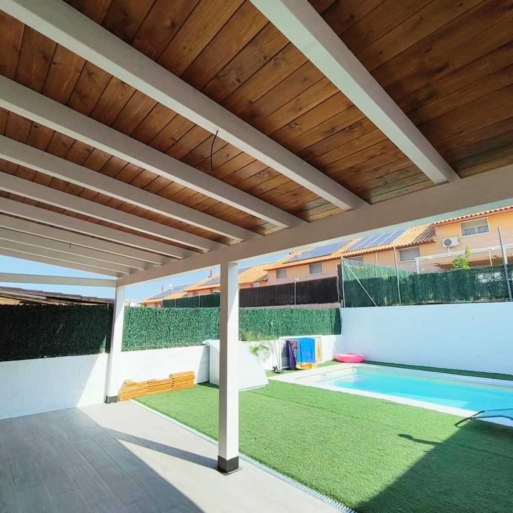 Porche adosado de madera